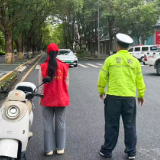 泸溪交警开展“三车”专项整治暨“红马甲”文明劝导活动