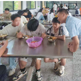 筑牢防线守舌尖 温暖陪餐护成长——洗溪镇深入校园督导食品安全