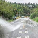 泸溪公路：快速出击清油污 消除隐患护畅安