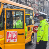 泸溪交警：严把校车“安全关” 加强校车安全“大检查”