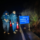 迎战寒潮丨达岚镇：深夜撒盐保畅通 筑牢抗冻“安全线”