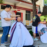 达岚镇开展暖心敬老义剪志愿服务活动