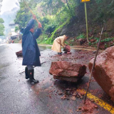潭溪镇:冒雨清石保畅通 巡查排患护民安