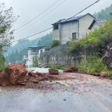 暴雨引发山体垮塌 达岚镇紧急抢险保通行