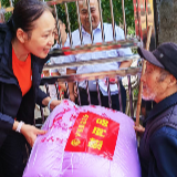 泸溪县总工会到溪头村开展重阳节慰问活动