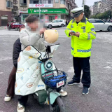 春节后首个工作日 交警坚守岗位护航平安出行