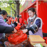 新春走基层丨新春带货添活力 泸溪特色好物销