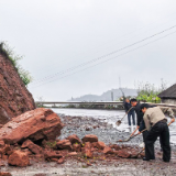 泸溪公路部门快速清理落石 化险为夷保畅通