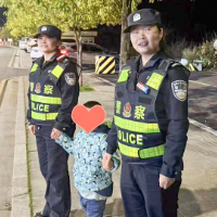 夜幕下 泸溪民警点亮3岁萌娃的回家路