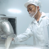 传统榨粉+现代化设备 泸溪这家持证米粉坊把老手艺做成了标准件