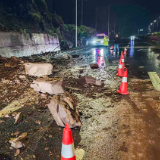 春季雨水泡松山体泸溪交管巡逻徒手清障护平安