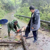 冒雨清障保畅通 一线守护暖民心—小章乡闻“汛”而动 全力保障农村道路通行安全