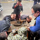 泸溪城管雨中攻坚 守护古镇颜值