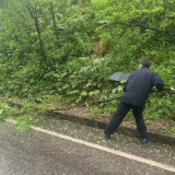 雨季勤务不松懈 交警巡逻除隐患