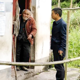 石榴坪乡碧溪村：村干部雨后排查 为五保户抢修电路保安全