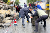 干群协力除险情 筑牢出行安全线——解放岩乡快速处置辖区道路塌方险情