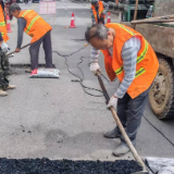 泸溪公路：快速修复城区道路 消除隐患保畅通