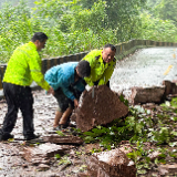 汛期暴雨来袭 交管巡逻排险守护道路平安