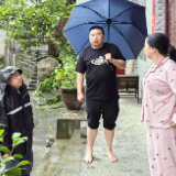 洗溪镇干部暴雨天紧急转移群众