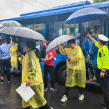 暴雨护航高考 泸溪交警为学子撑起平安伞