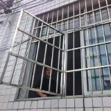 达岚镇给防盗网开出“生命窗”