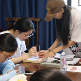 湖南信息学院湘信遗韵实践团到泸溪开展踏虎凿花体验与公益支教活动