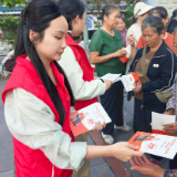 潭溪镇:反诈宣传进集市 守护老人“养老钱”