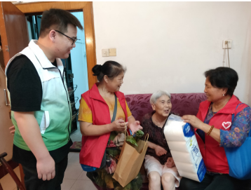 社工和网格志愿者上门为重度残疾朋友送粽子和节日祝福.png