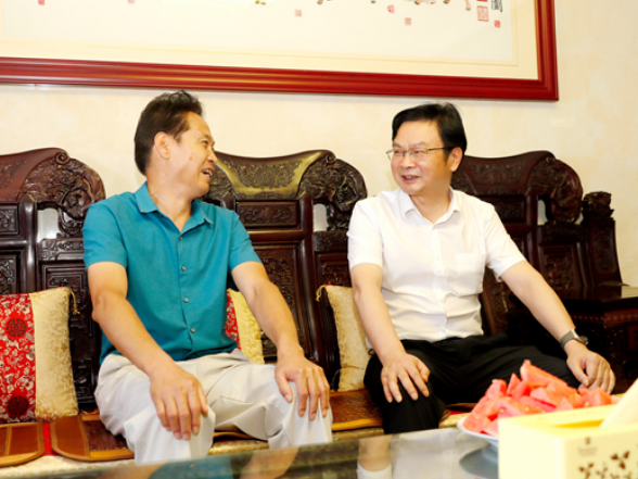 吴新伟开展“七一”走访慰问并为基层党支部讲党课