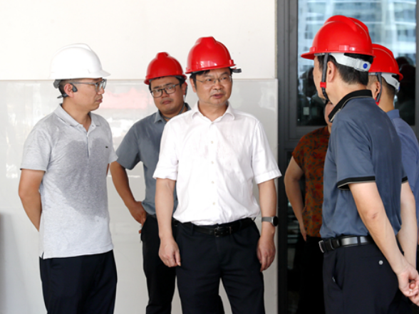 吴新伟督导检查学校建设工作