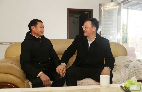 消除图片右侧人物手中的慰问金信封 (1)_副本.png