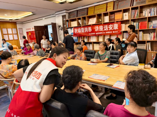 长者齐聚学养生知识 社区搭台送初秋关怀