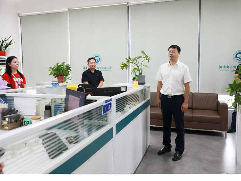 周志军开展教师节走访慰问并讲授思政课