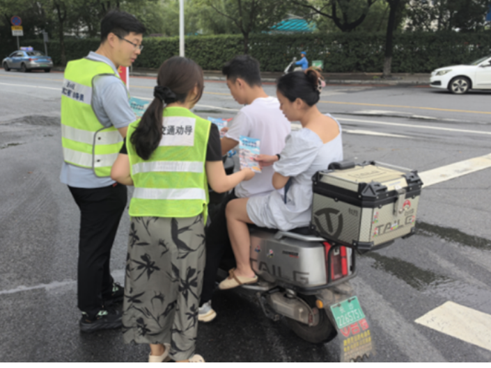 柔性执法+精准宣教 友谊社区联合交警整治电动车违规行为