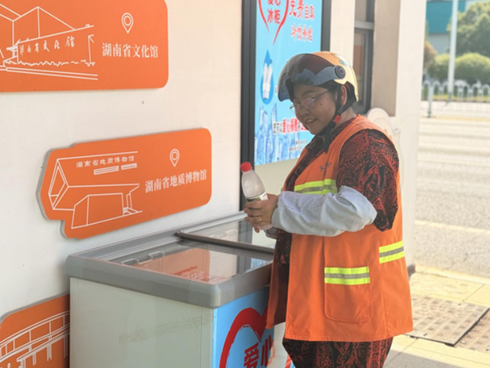 爱心冰柜：传递清凉 汇聚温暖
