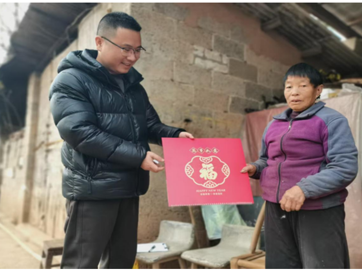 党建引领暖民心 慈善超市送年礼