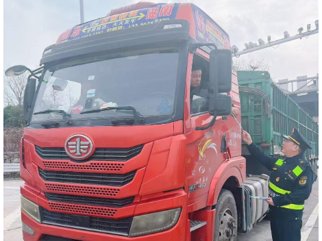 “学雷锋日”昼夜联动 执法普法两手抓