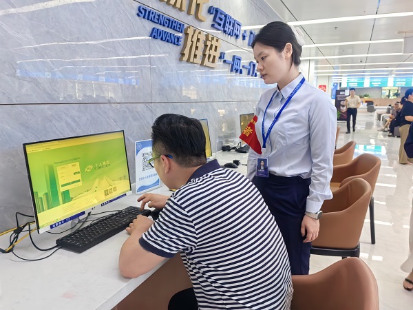 “社保服务先锋队”队员积协助群众办事 - 副本.jpg