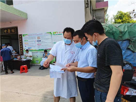 谭子勤调度潭湾镇疫情防控暨疫苗接种工作 - 辰溪新闻网