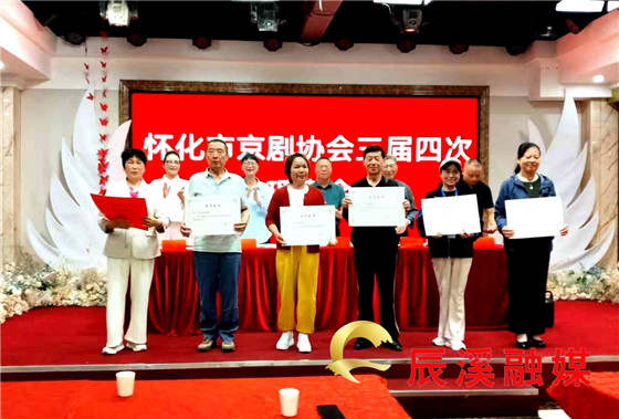 先进集体合影_副本.jpg