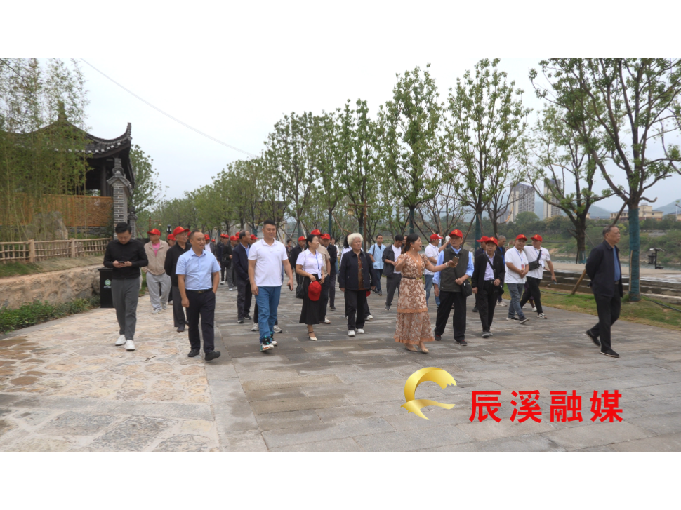 看发展新篇 聚银发力量  ——我县组织离退休老干部开展参观学习活动