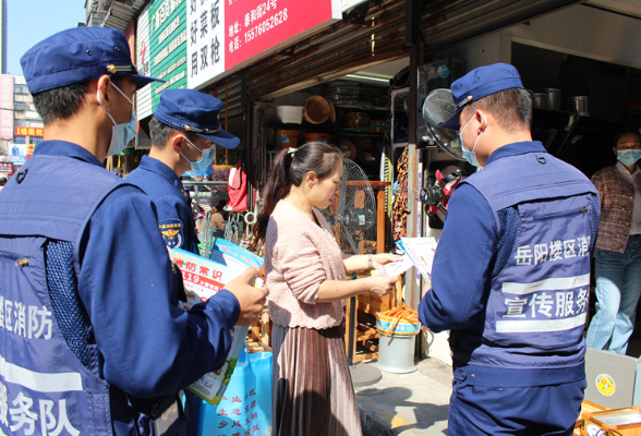 区消防救援大队深入“九小场所”  送上防火“宝典”