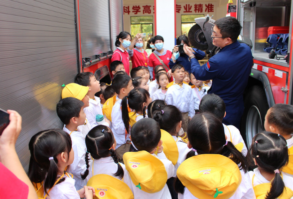 “50余名幼儿进“红门”共享“消防盛宴”助力“119”消防宣传月
