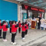幼儿感恩送锦旗  鲜花敬赠逆行人