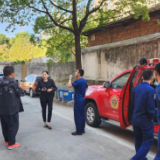 五里牌街道杨树塘社区：摘除马蜂窝 居民齐点赞
