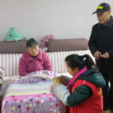 铁路社区：退休认证不用愁 网格员上门解烦忧