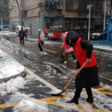 铲雪除冰保安全  服务居民暖人心