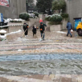新年伊始，新城社区扫雪除冰迎群众