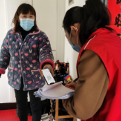 运通街社区网格员“扫楼”敲门助力疫情防控