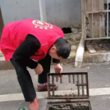 铁路社区：更换下水道盖 扫除居民潜在 “陷阱”